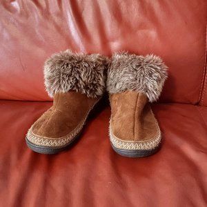 Women Isotoner booties slippers, size 8.5, runs small like a size 8. Lightweight